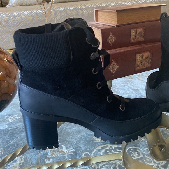 Woman lace up uggs boots - Picture 6 of 17